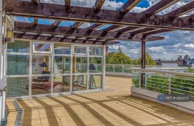 2 bedroom flat in Barrier Point Road, London, E16 (2 bed) (#2824272)