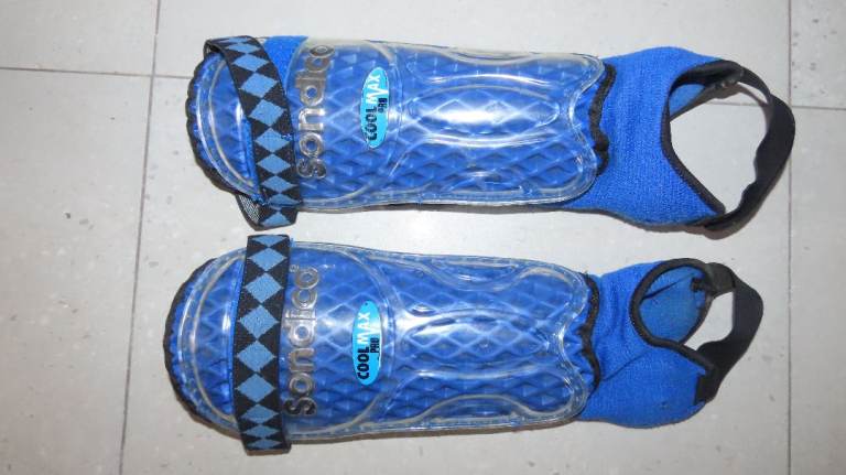 Sondico Football Shin Guards Blue Ankle Support CoolMax Pro Mens Boys Sports Gear Used Condition IG3