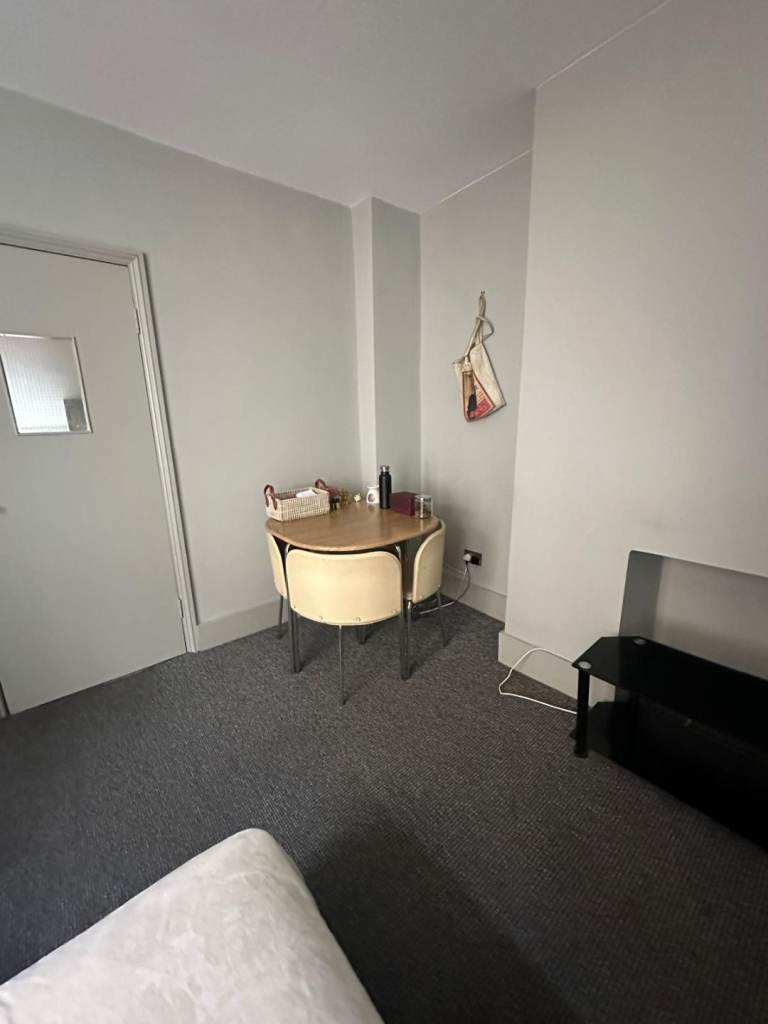 1 bedroom in Tooting Broadway - ALSO COMPANY LET