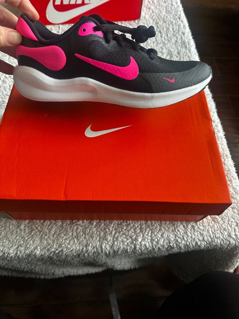 New Nike Trainers in Black and Pink – Unworn