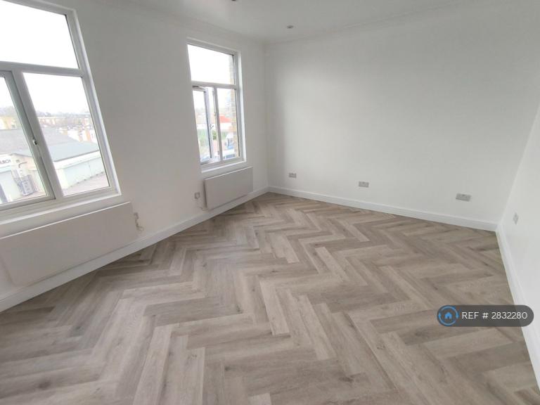 2 bedroom flat in Barking Road, London, E13 (2 bed) (#2832280)