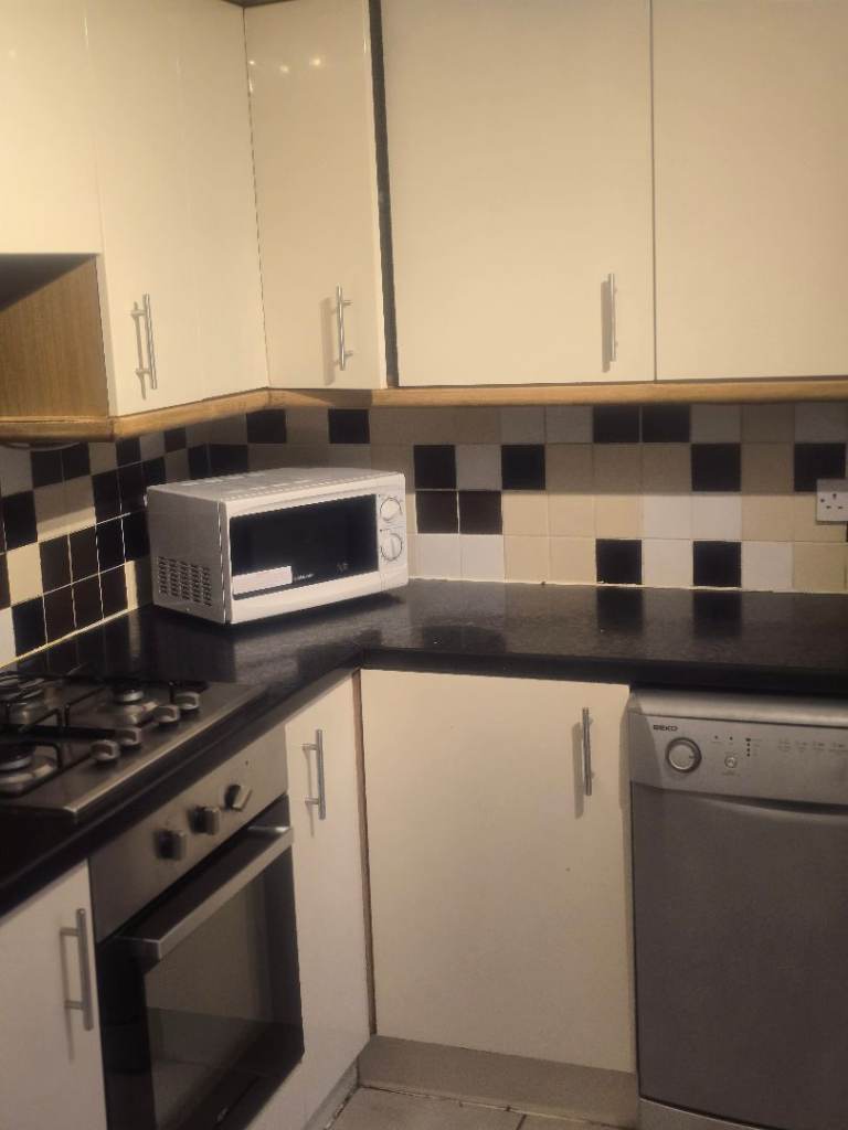 Single room to rent MK14, close to centre.
