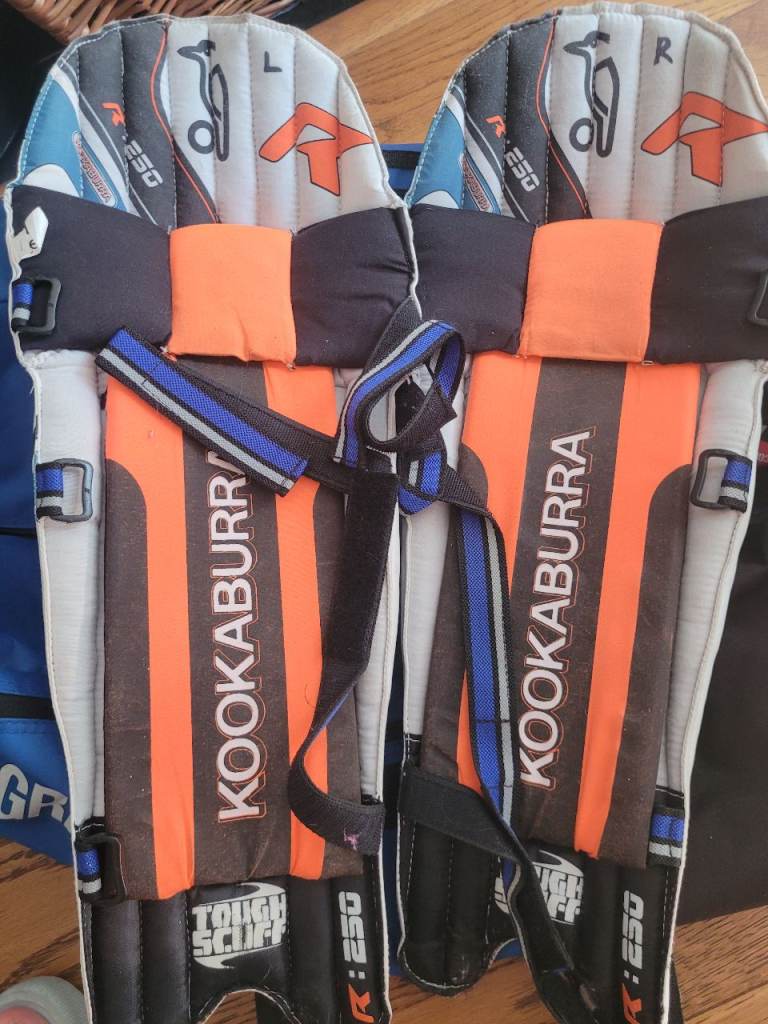 Boys junior cricket pads