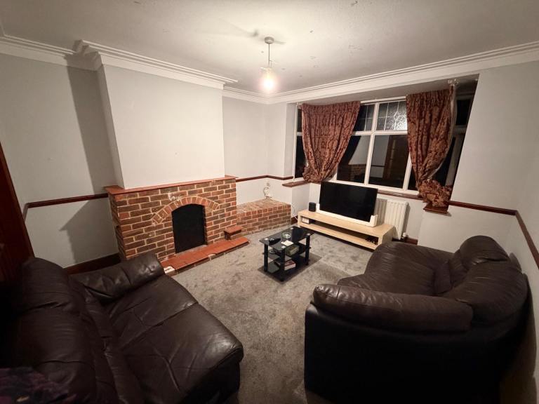  2 Double Rooms Available – Reading RG6