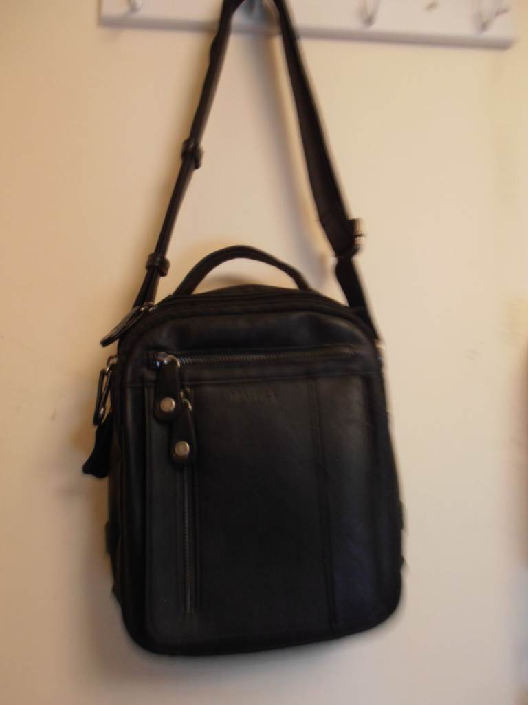 MATTIES - Black Leather Shoulder / Bag, X6 zipped pockets/compartments.