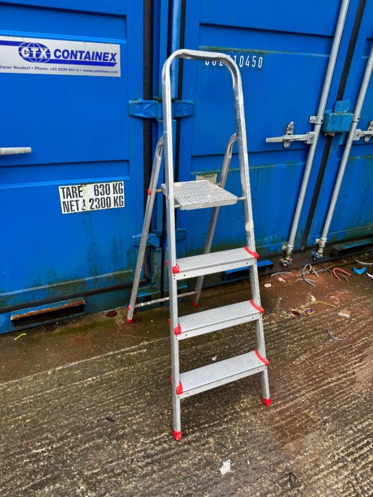 Step ladder 4 steps in total used condition