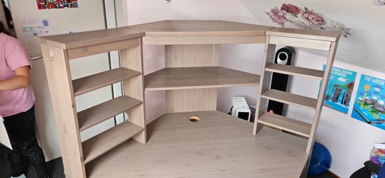 Corner desk