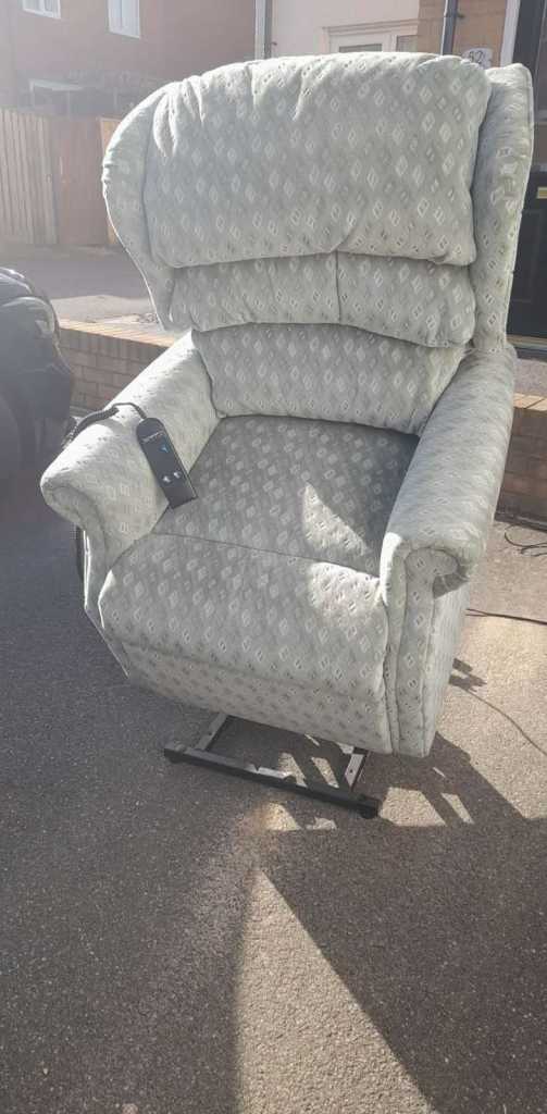 CHAIR - RISE AND RECLINE CHAIR - electric , full remote , free local delivery , just ask