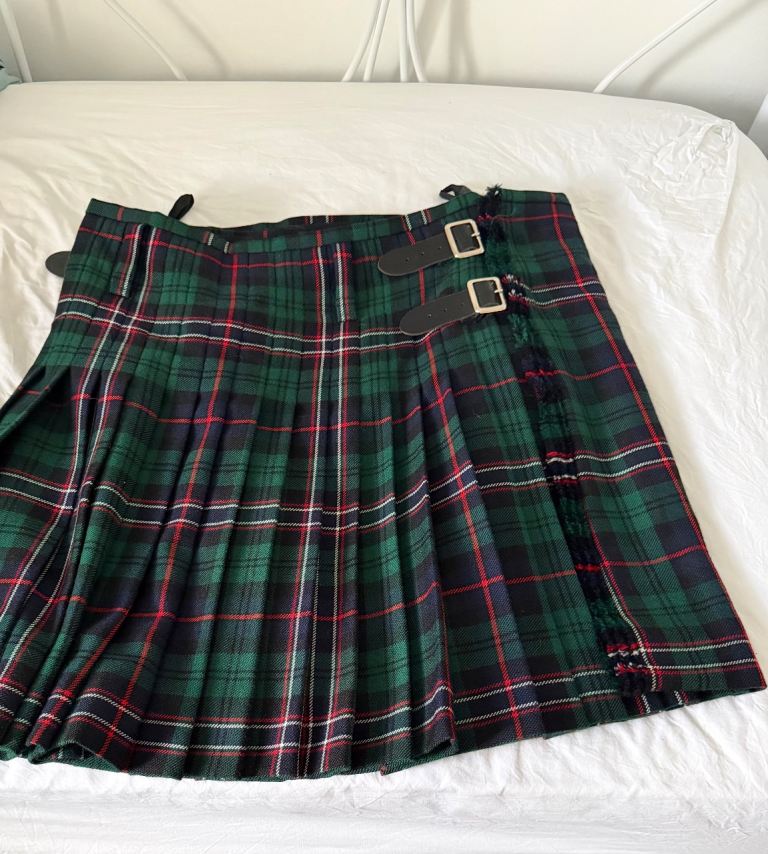 Genuine Lochcarron of Scotland 100% Wool 16oz 8 Yard Kilt
