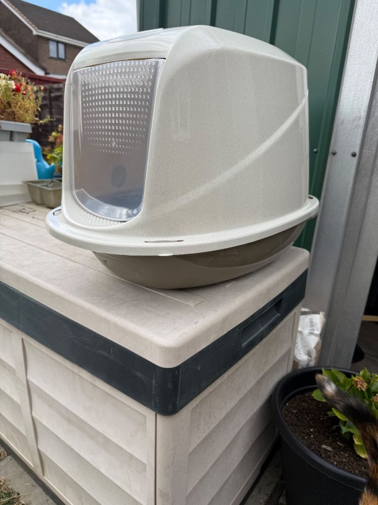Large covered cat litter tray brand new