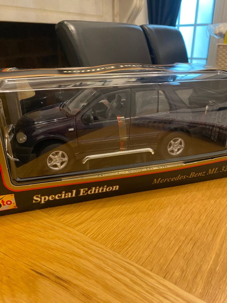 1/18 Scale Diecast Model 