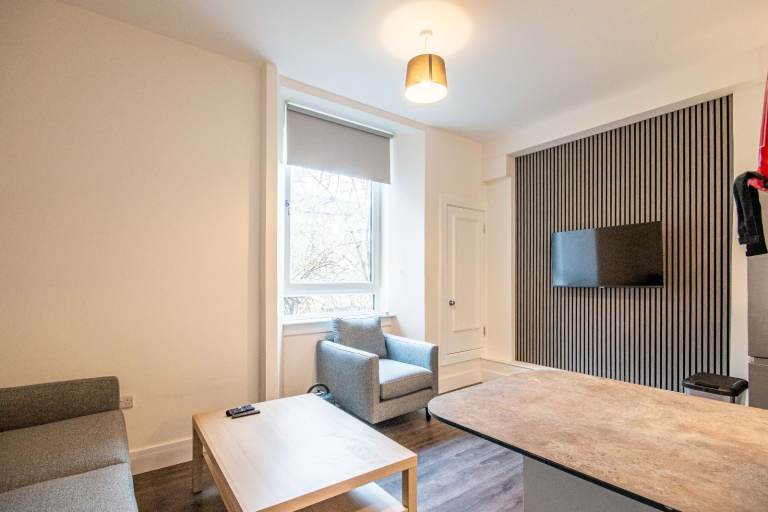 Stylish, 5 bedroom, 2 bathroom, HMO flat off Leith Walk – available June