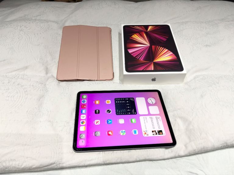 IPAD PRO 11 INCH 3RD GEN 256GB WIFI, BOX,CASE,M1 CHIP, SMALL CRACK BOTTOM CORNER,HARDLY NOTICEABLE 