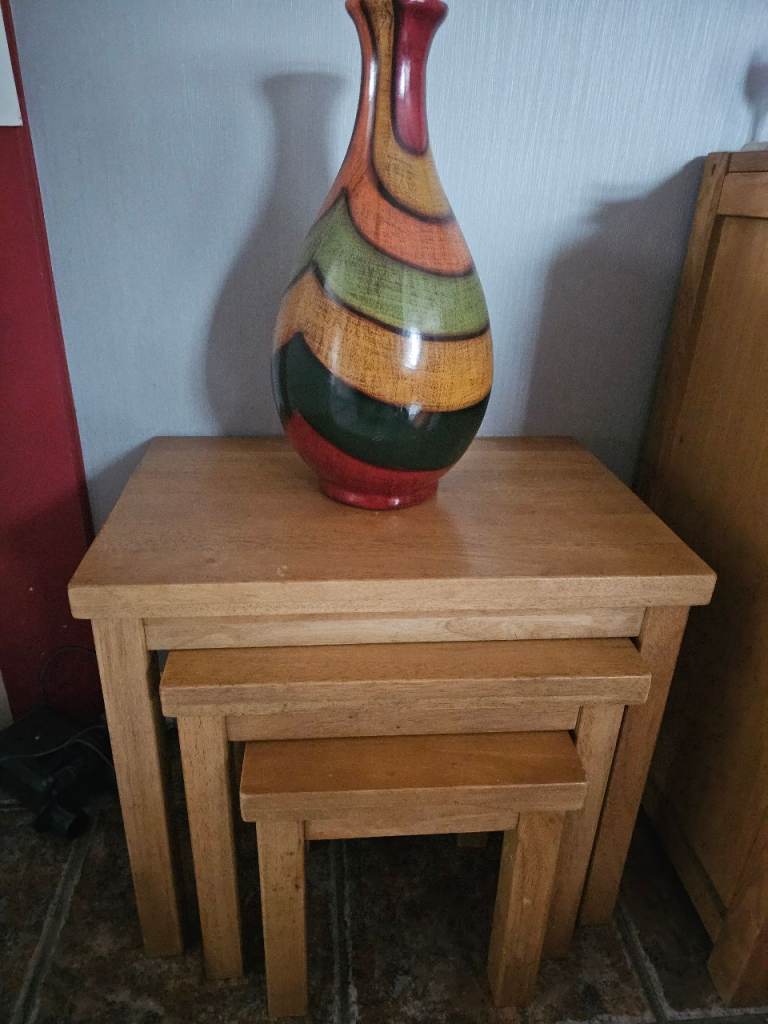 Nest of tables, comes with or without vase