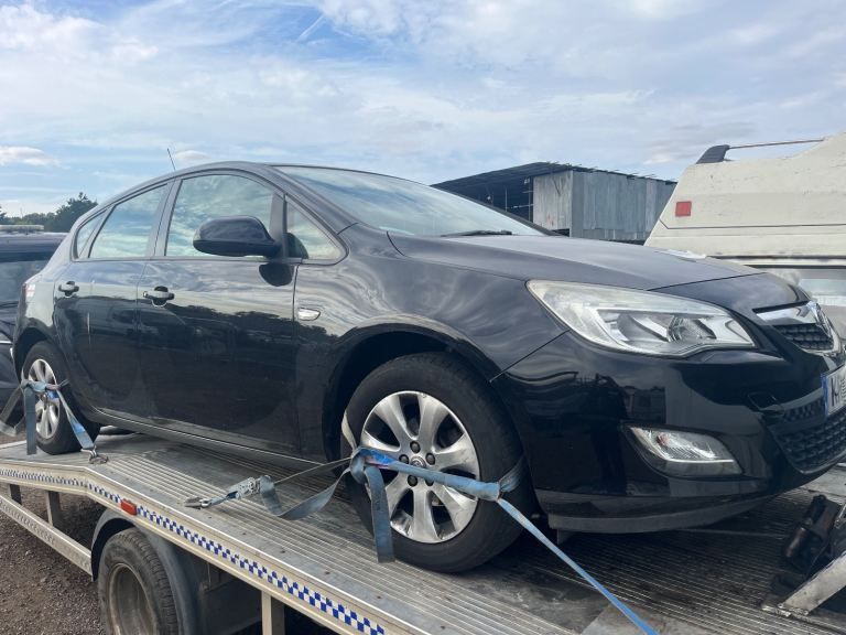 Vauxhall Astra J 1.4 petrol 2014 black BREAKING FOR PARTS 