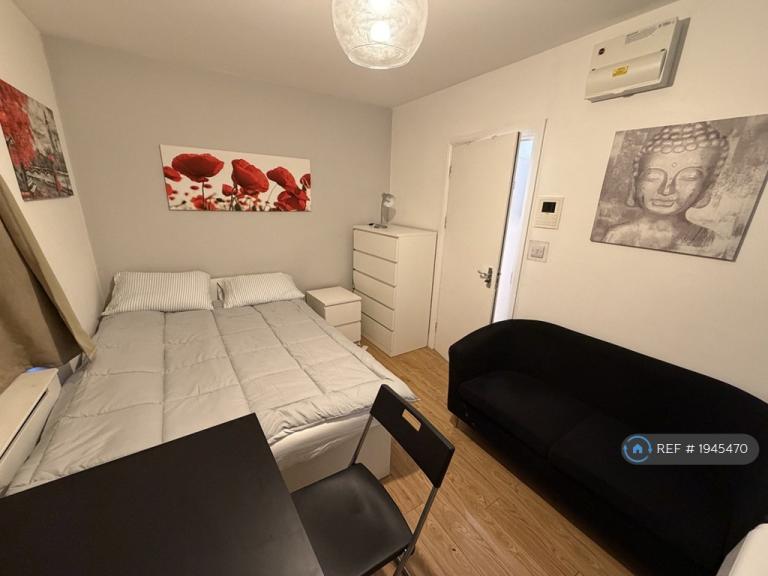 Studio flat in London, London, N11 (#1945470)
