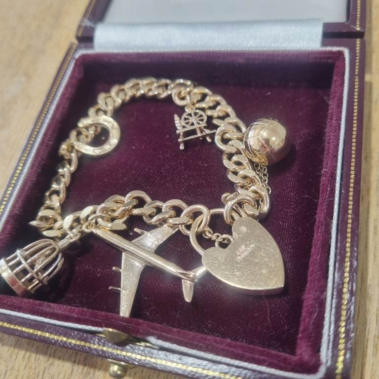 NOW SOLD.......Gold 9ct vintage charm bracelet.  