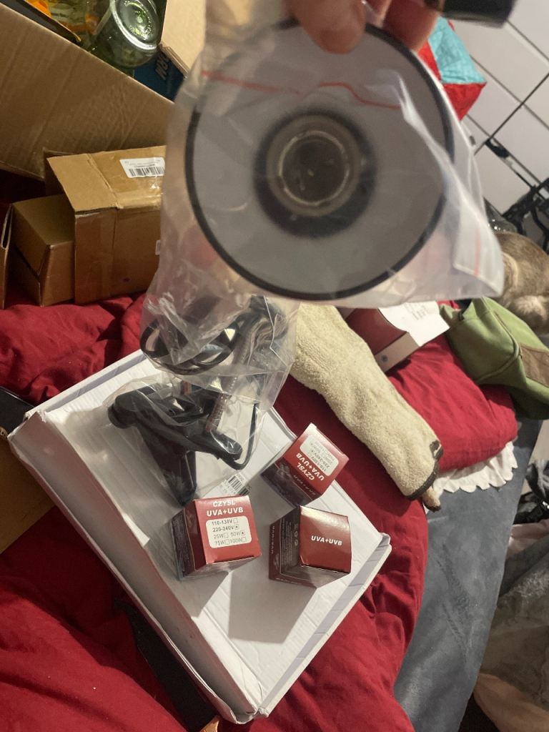 Reptile heat lamp with 3 bulbs all brand new 