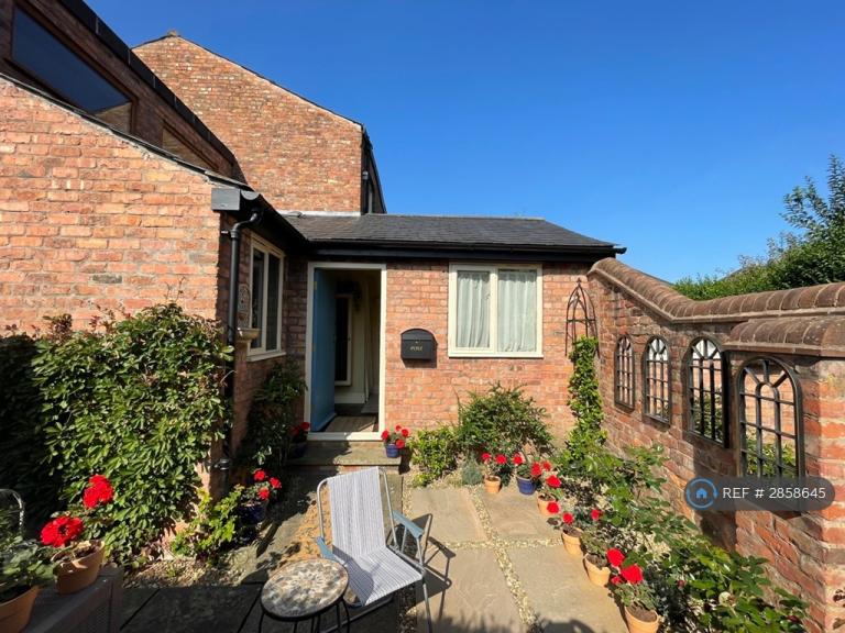 Studio flat in Chapel Terrace, Manchester, M20 (#2858645)