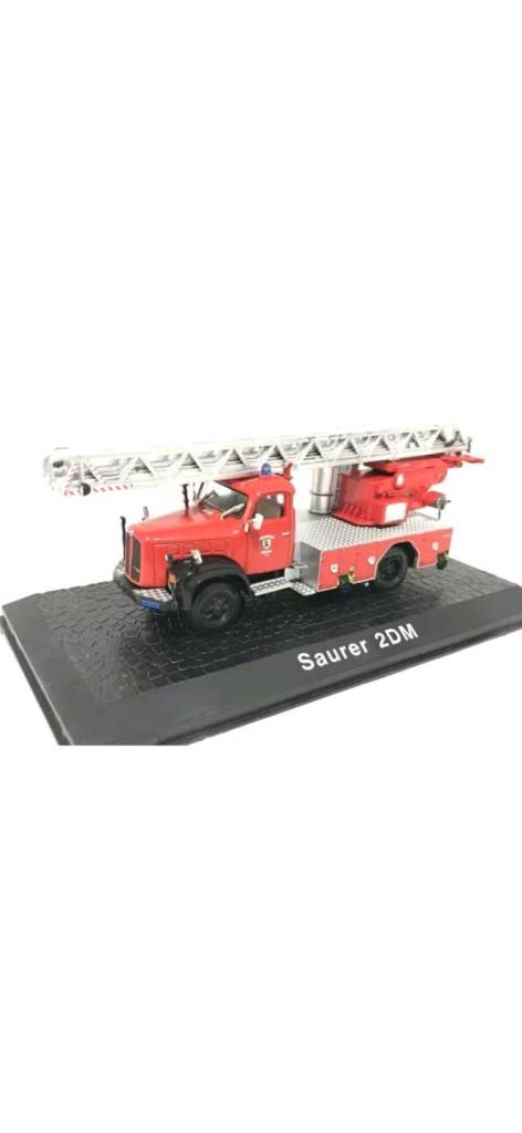 Collectible model of the Saurer 2DM fire engine (Editions Atlas)