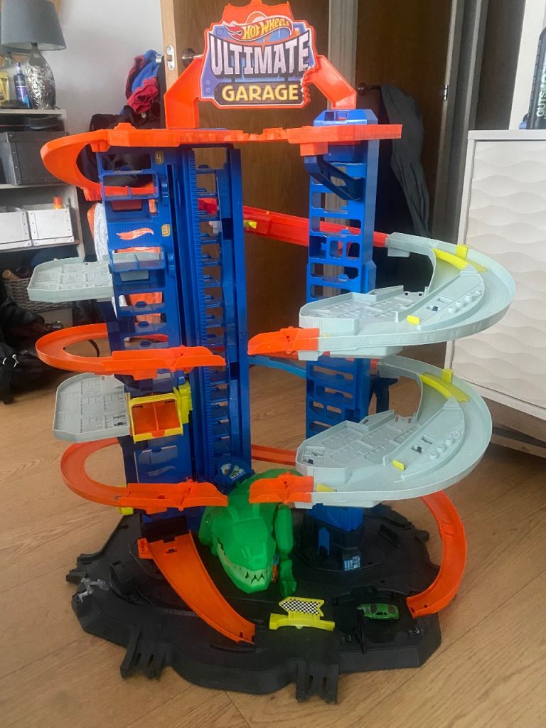 Hotwheels ultimate dino garage 