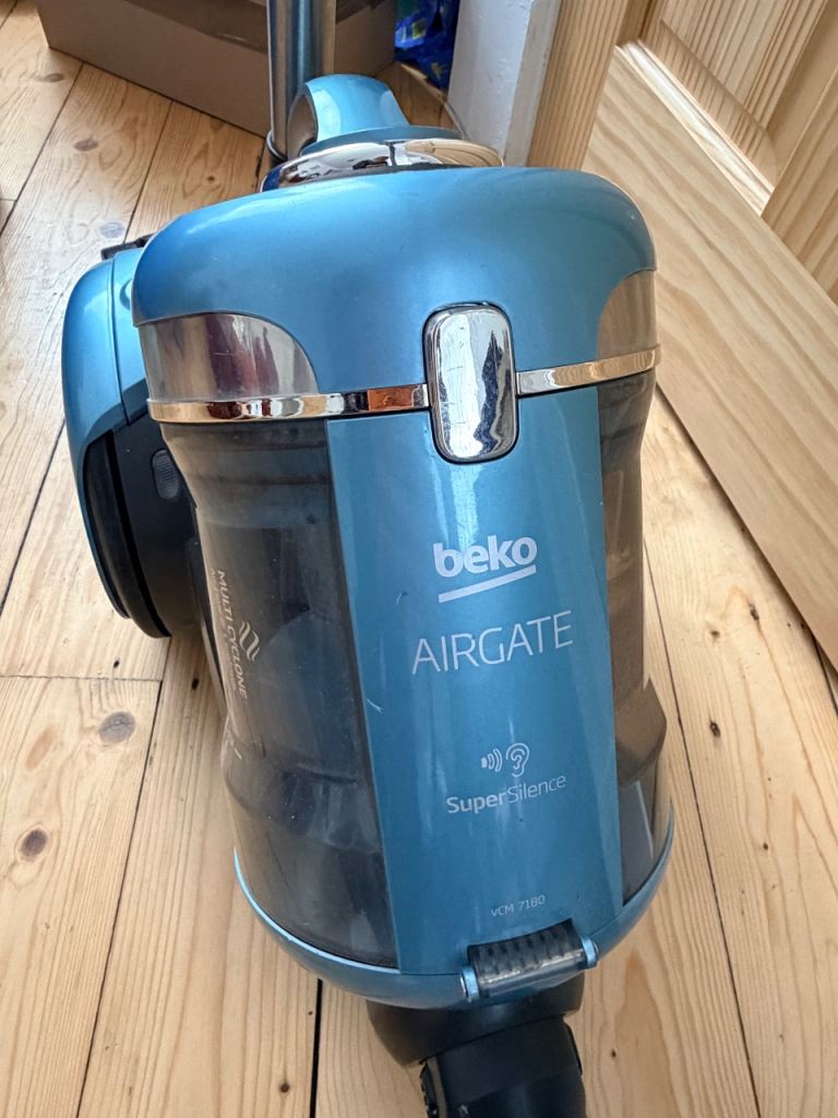 Beko Airgaze VCM7180 Bagless Cylinder Vacuum Cleaner - Good Condition