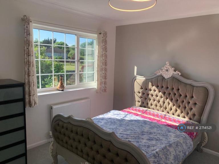 5 bedroom house in Noak Hill Road, Romford, RM3 (5 bed) (#2714521)