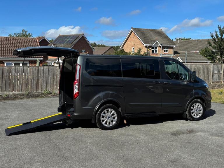 FORD TRANSIT TOURNEO CUSTOM 2.0 DIESEL TITANIUM WHEELCHAIR ACCESSIBLE VEHICLE