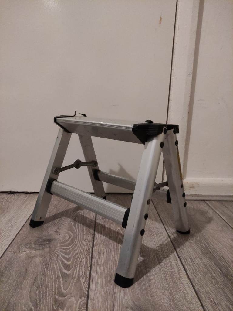 FOLDABLE 2-STEP LADDER