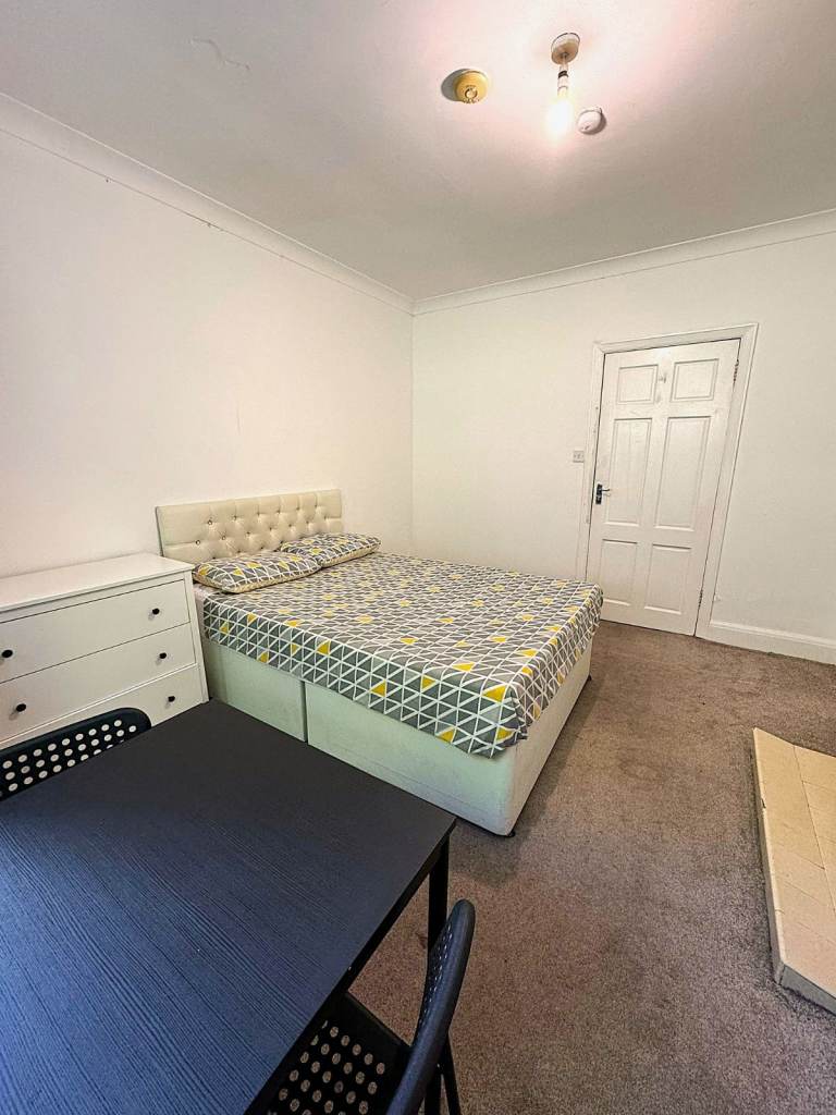 Large ground floor double bedroom to let near Bournemouth travel interchange.