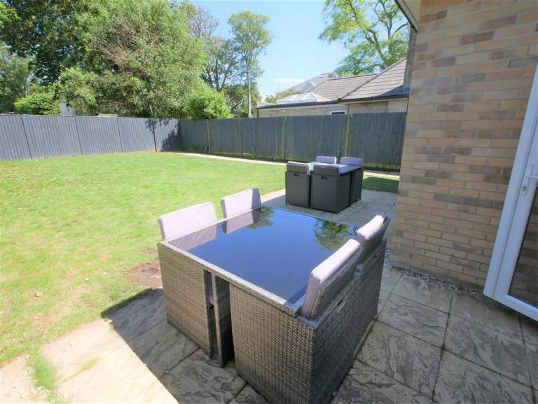 Modern One Bed Ground floor garden Flat to let in a block of apartments located near the Lansdowne