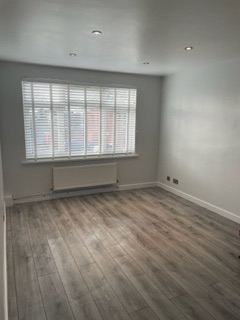 2 Bedroom First Floor Maisonette (Walking Distance to Uxbridge Town Center)