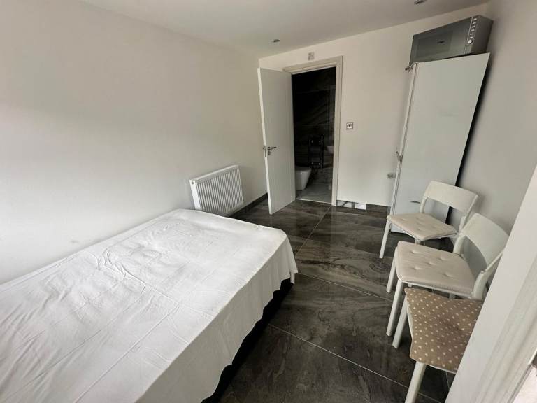 Room in a Shared House, Baron Gardens, IG6