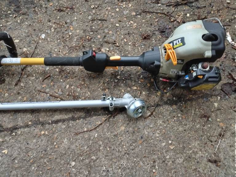 Petrol grass strimmer needs primer bulb as it's split good condition 