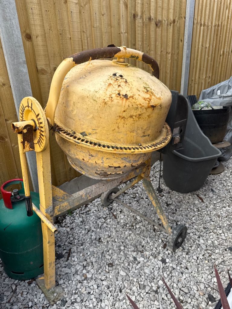 Electric cement mixer 