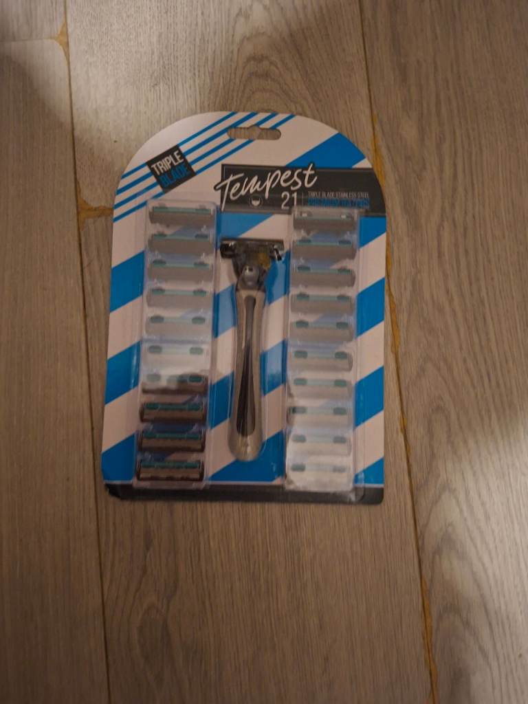 Tempest 21 Razor with 20 Blades – Brand New