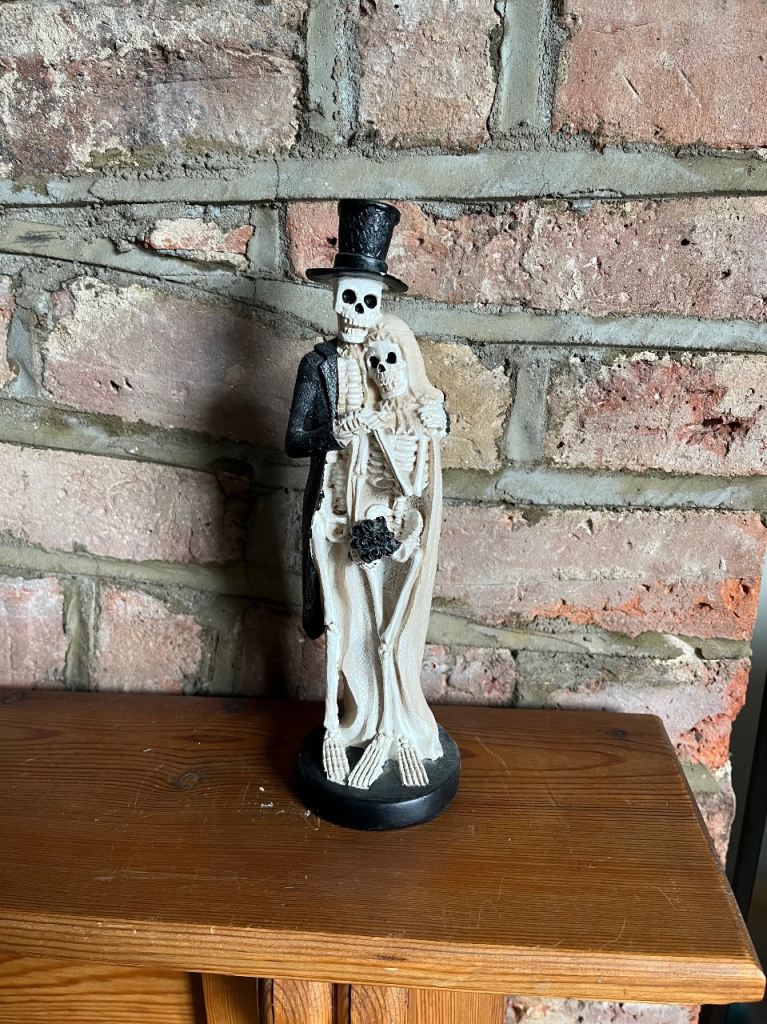 FREE Skull Wedding Figurine