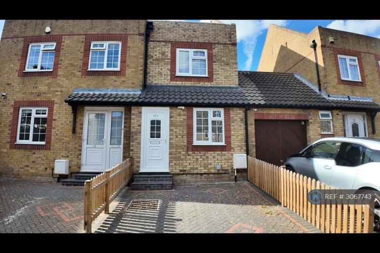 2 bedroom house in Columbine Avenue, London, E6 (2 bed) (#3067743)