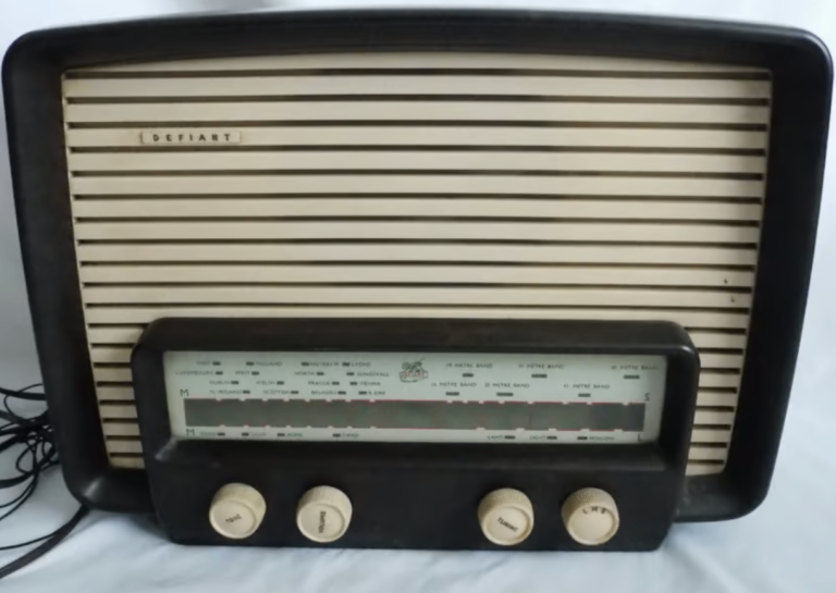 Vintage Defiant Radio For Spares / Repairs / Display