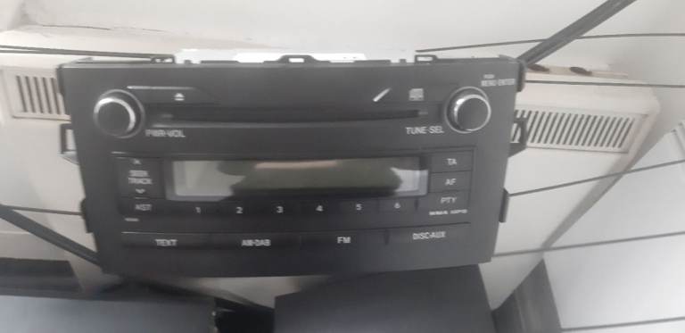 TOYOTA AVENSIS VERSO CAR RADIO 
