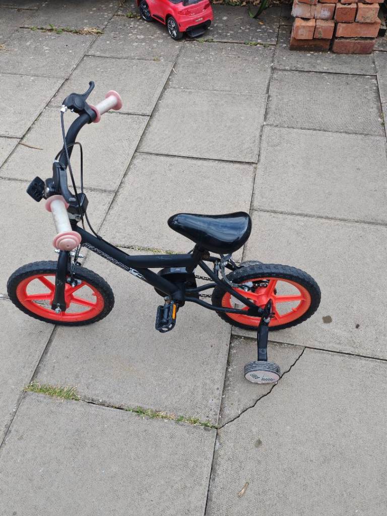 Outrider kids bike with stabilisers 