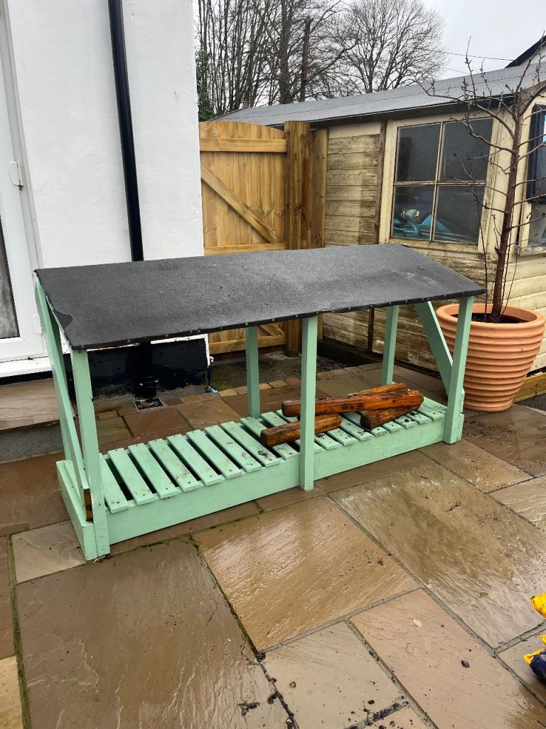 Log store or Recycling bin store