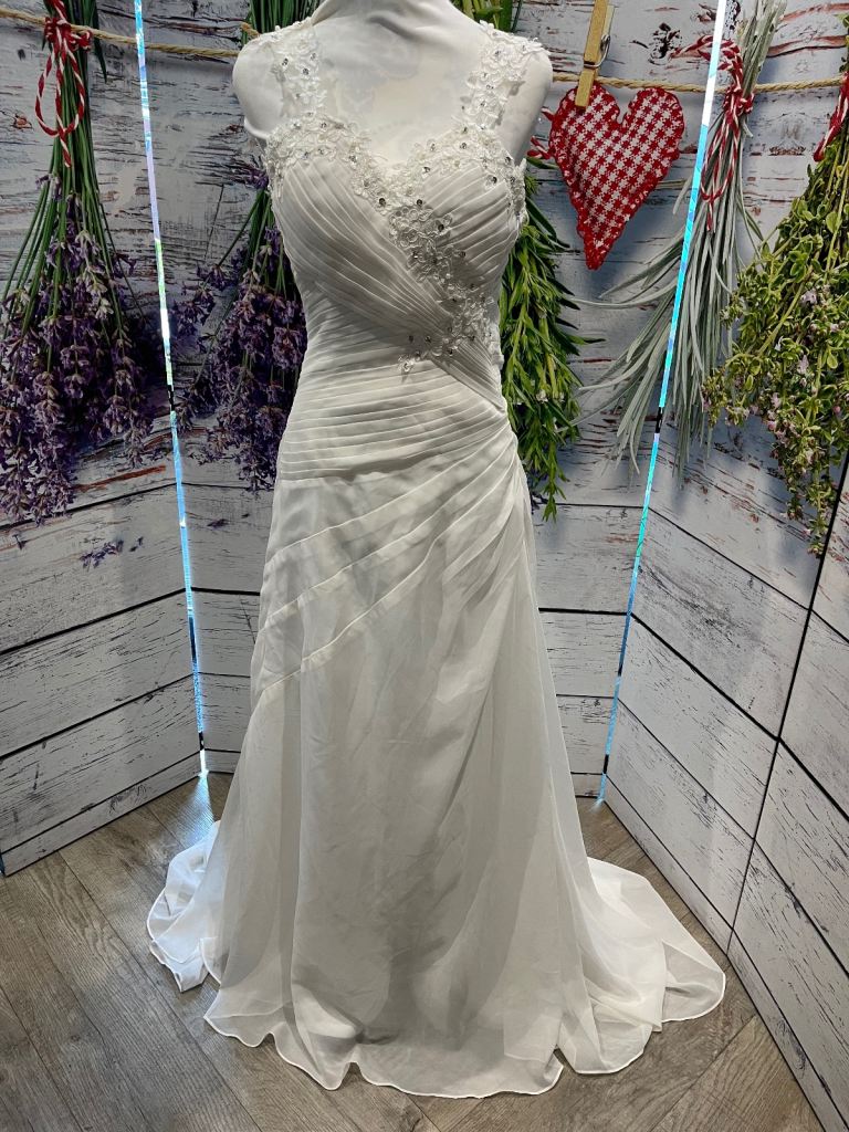 Stunning ivory wedding dress size small/6-8