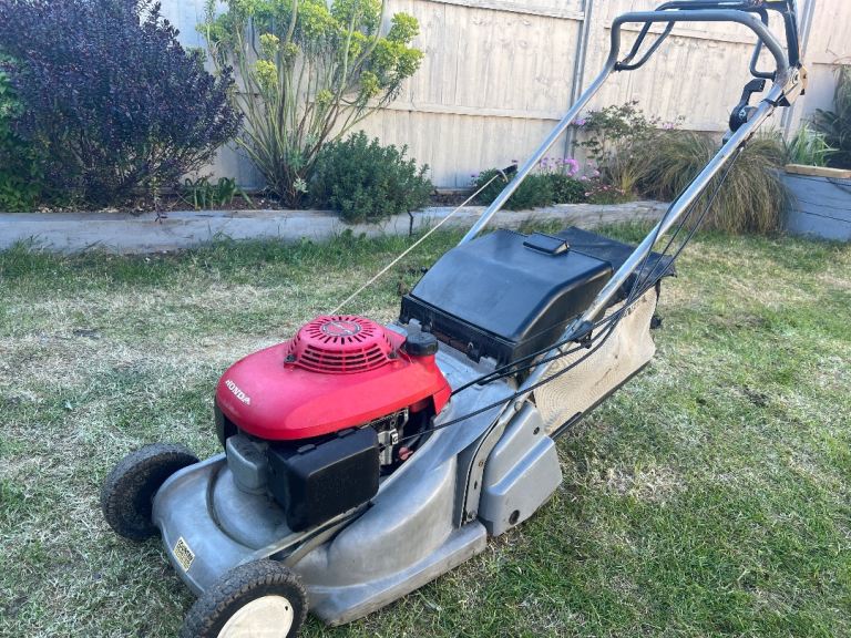 Honda HRB425C Petrol Lawn Mower – Self Propelled – Rear Roller – Runs Excellent