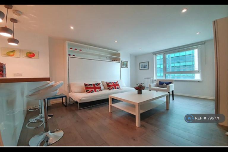 Studio flat in St George Wharf, London, SW8 (#796771)