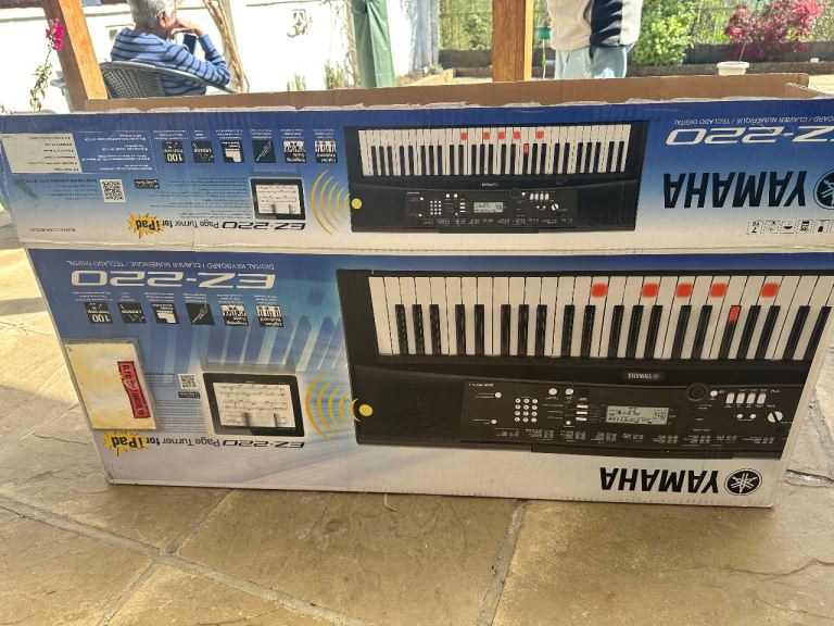 Yamaha Electric Keyboard 