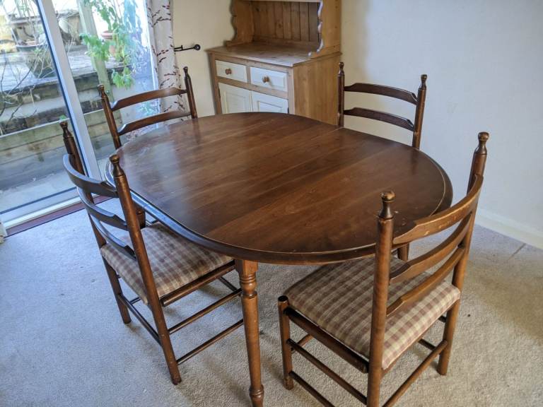 Lovely Wooden Oval Dining Table with 6 Chairs – Extendable, Good Condition