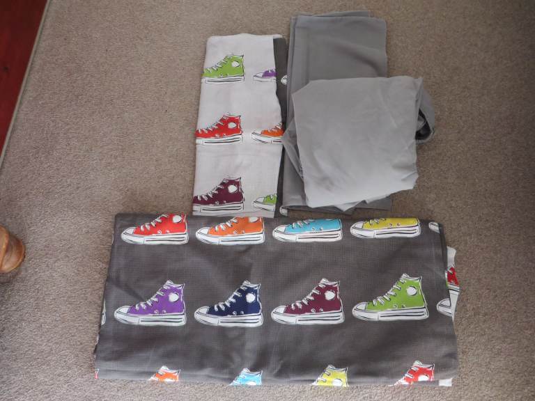 1 duvet single cover 1 fitted sheet and 2 pillowcases all are reversible only used in the caravan