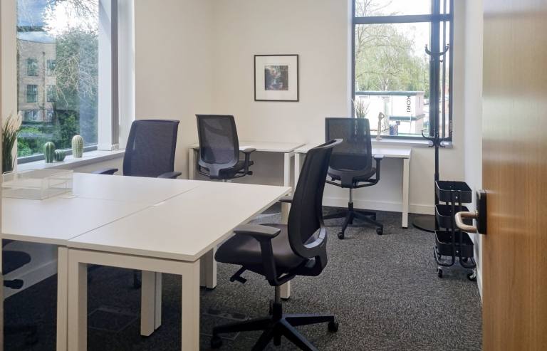 Harpenden - AL5 4US \ Ready-to-Use Office Space with 5 Desks