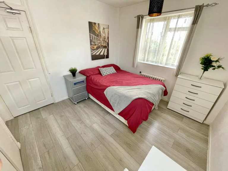 🏠 CHARMING DOUBLE ROOM IN FOREST GATE — AVAILABLE NOW 💫